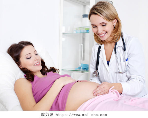 医生关心年轻孕妇在医院室内